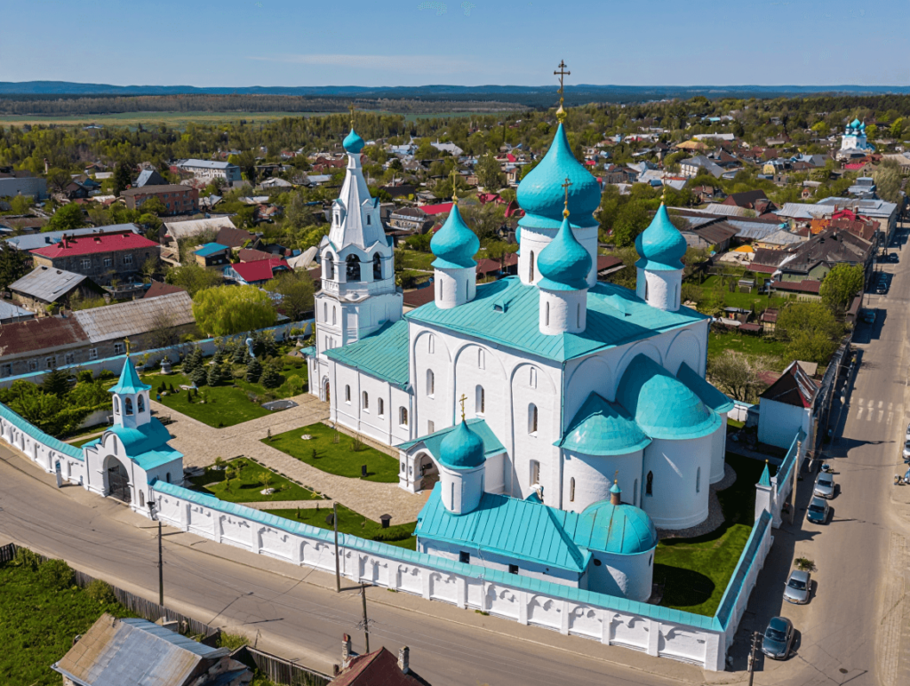 церкви с бирюзовыми куполами 