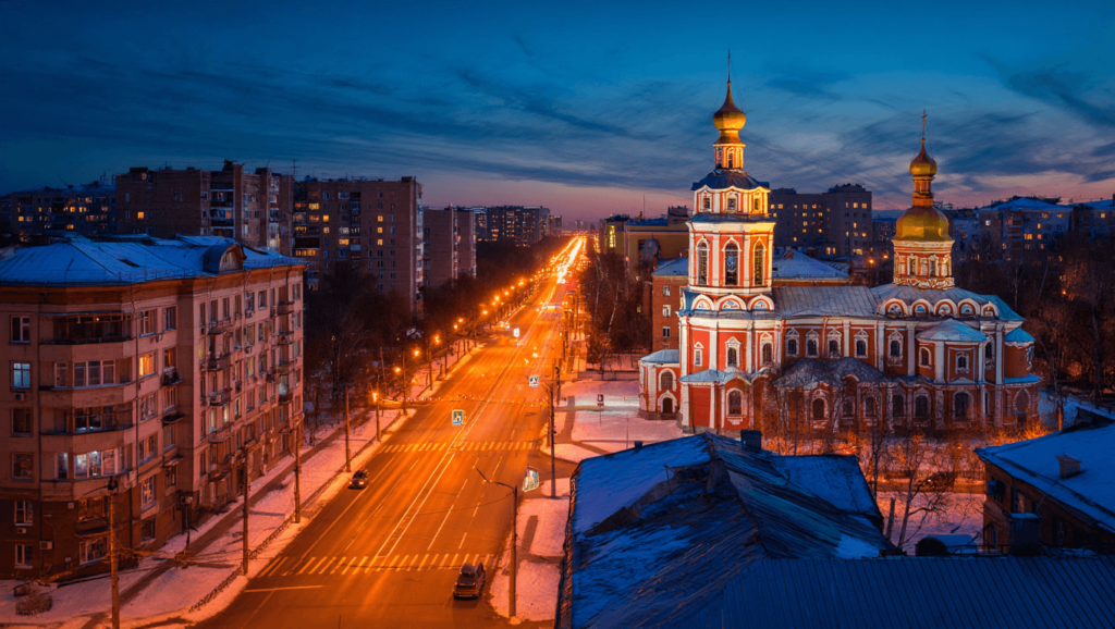 ночной город с церковью