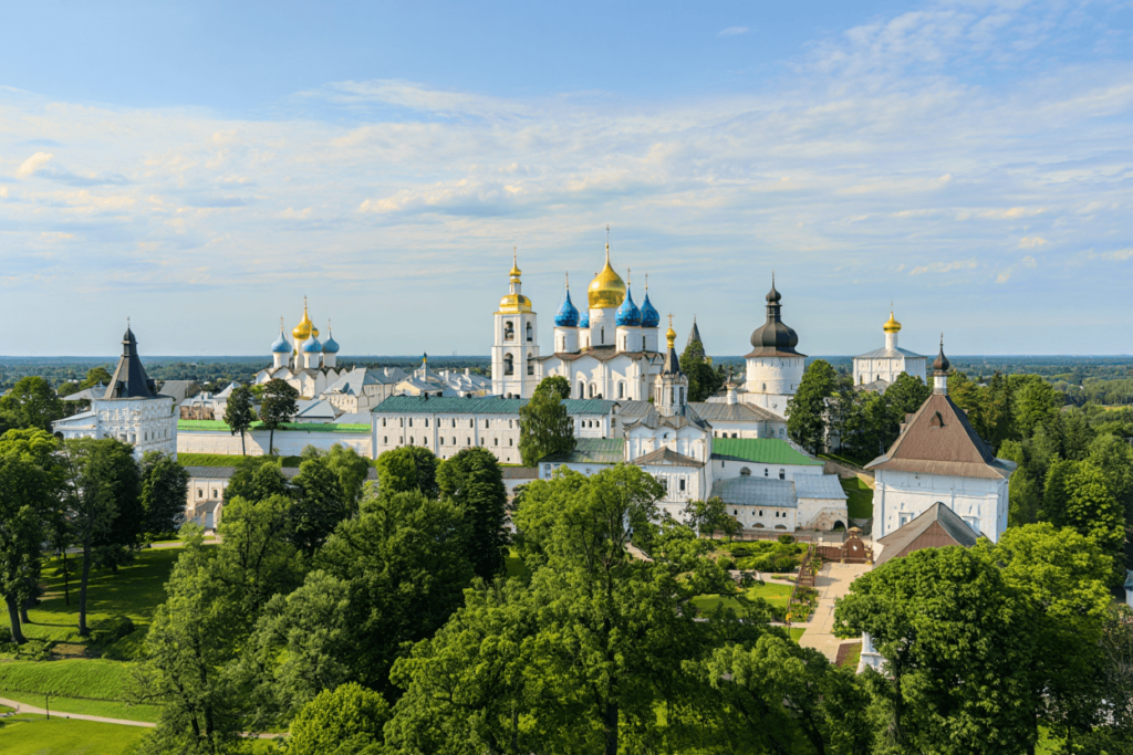 церкви в окружении природы