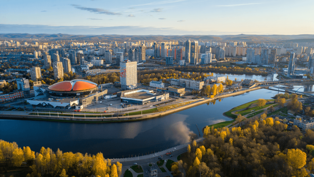 парки, река и высокие здания