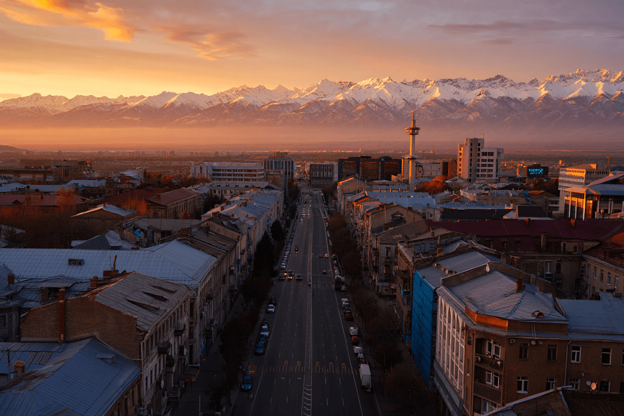 город с горами на заднем фоне