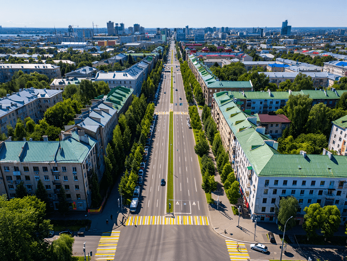 зеленый город со зданиями