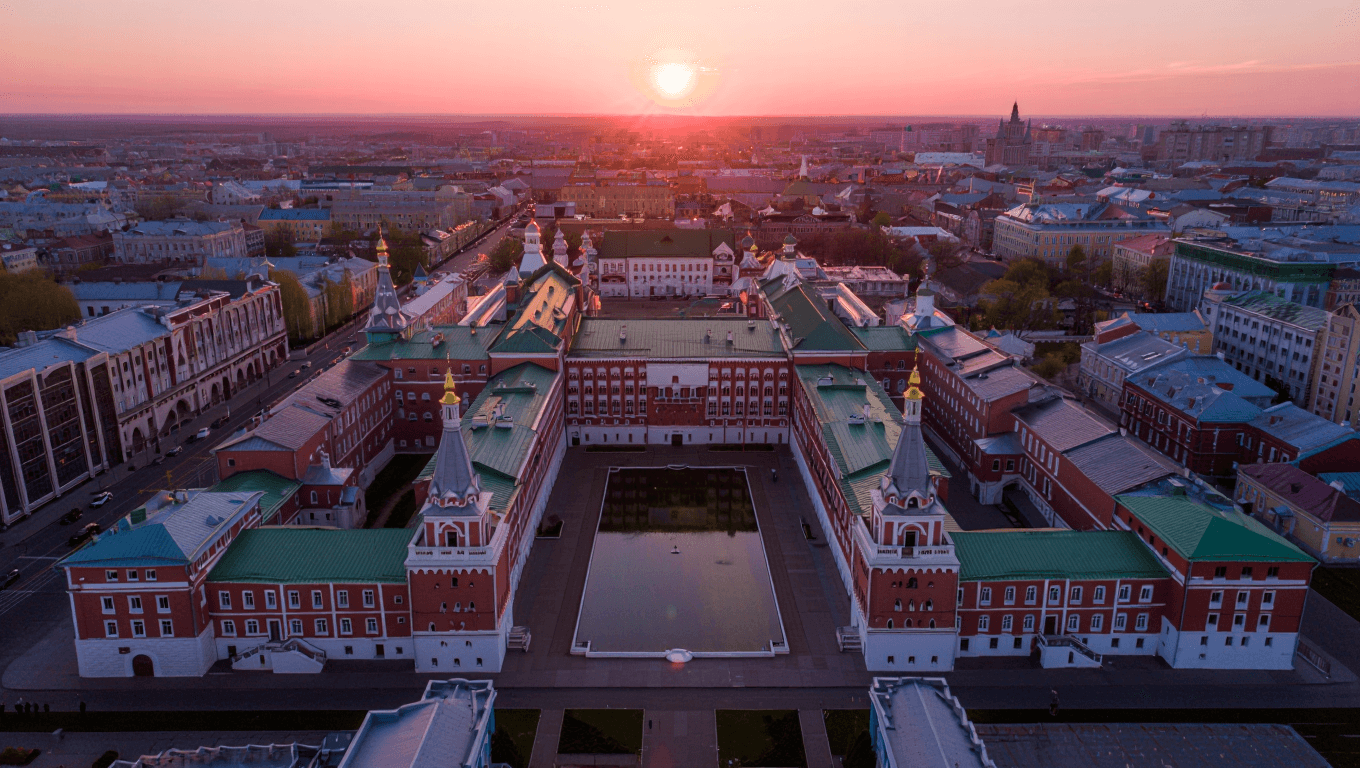 город с кирпичными зданиями и зеленой крышей