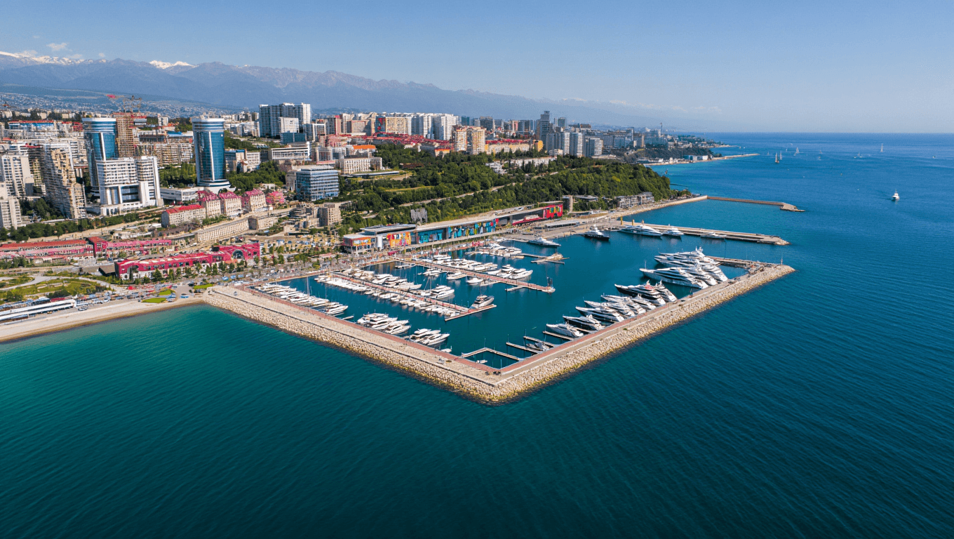 город с доступом к морю и зданиями