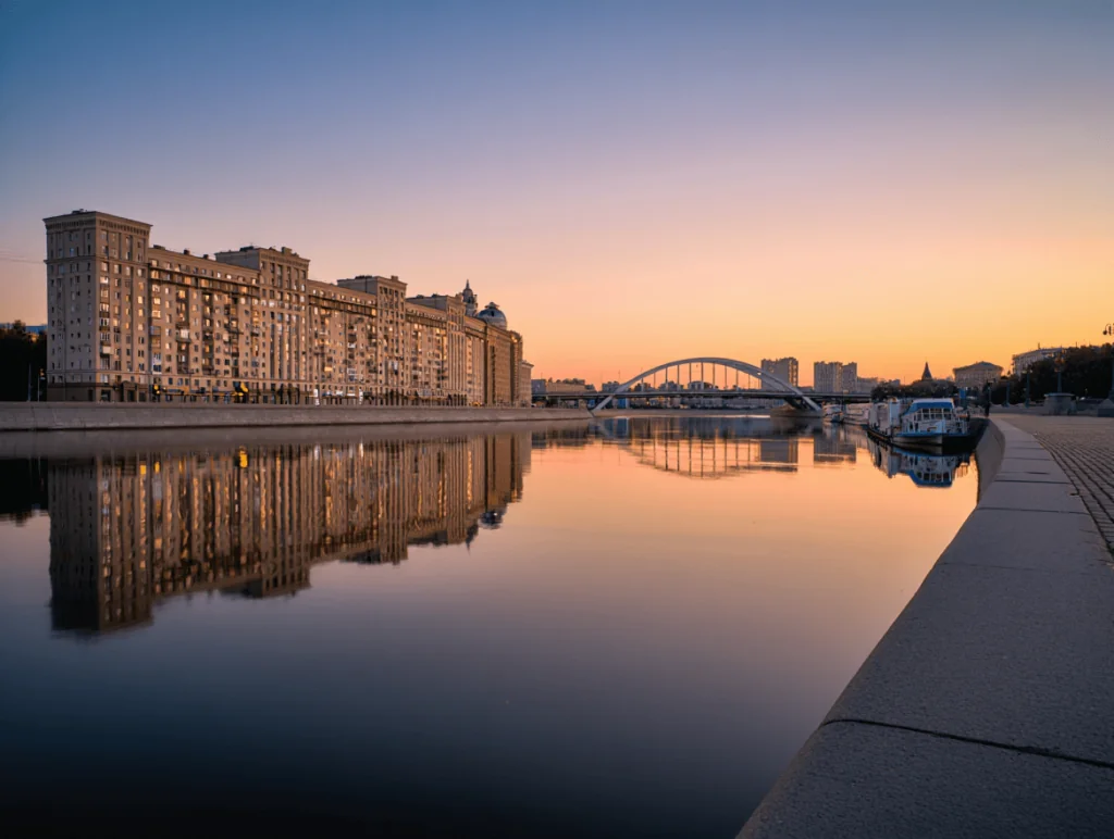 река с мостом в городе