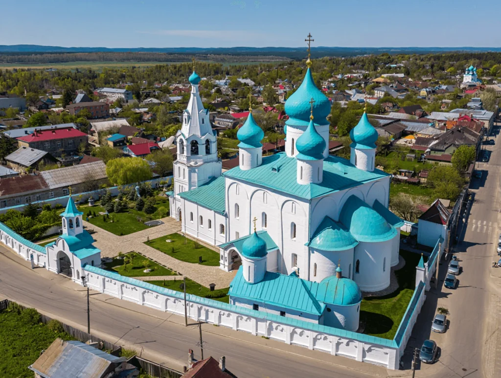 церкви с бирюзовыми куполами 