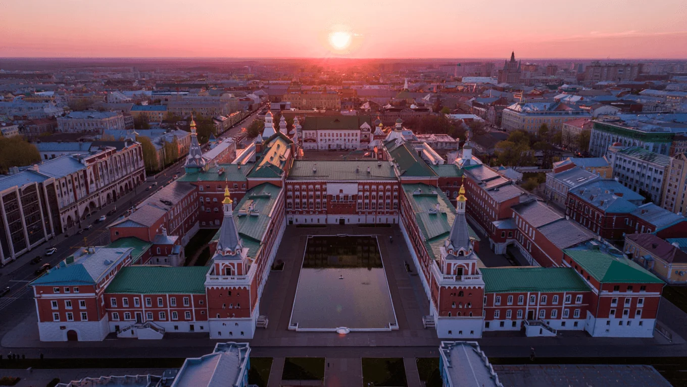 город с кирпичными зданиями и зеленой крышей